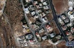 ارض 1750م مرتفعة و عالية شارعين دابوق فاخرة جدا خلف حدائق