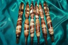 صناعة الاقلام الراقية باستخدام خامات البيئة العمانية