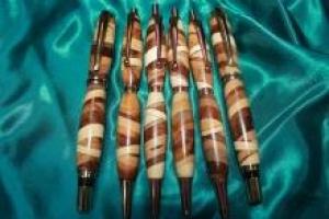 صناعة الاقلام الراقية باستخدام خامات البيئة العمانية